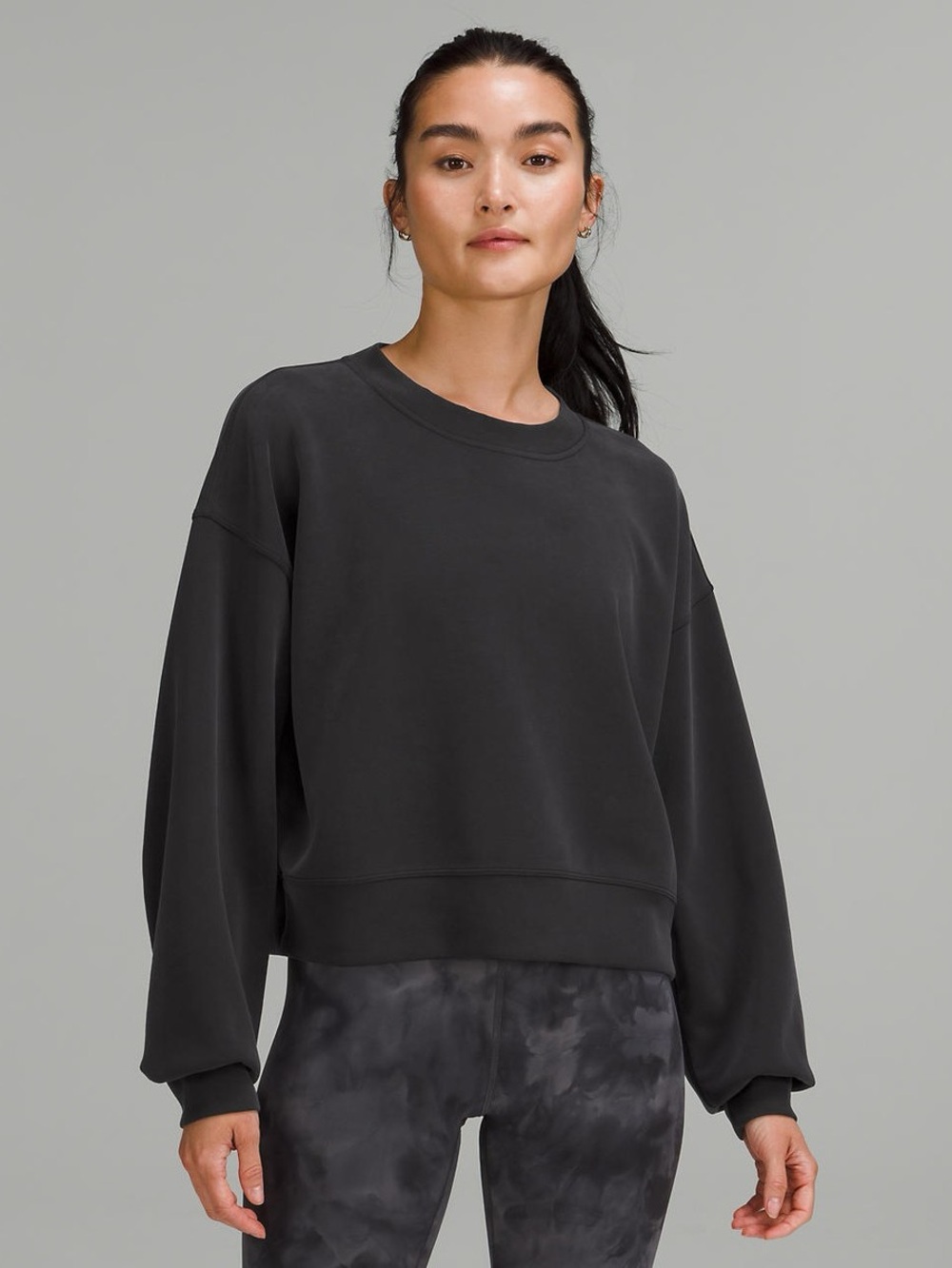 Lululemon Women’s Perfectly Oversized Cropped Crew Pullover Softstreme Grey 4